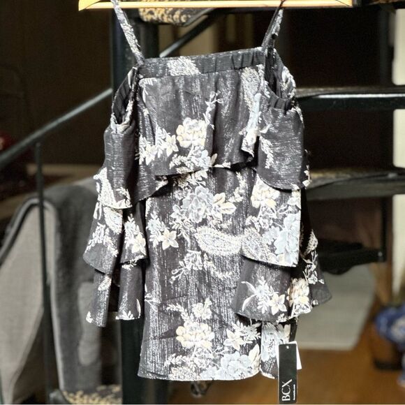 BCX Black and White Floral Top with a cool Goldish sheen - Picture 12 of 12